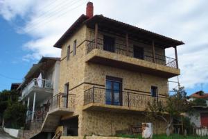 Διώροφη πέτρινη κατοικία στο Μοσχοπόταμο Πιερίας  