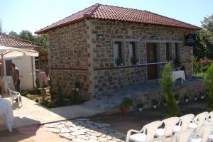 Πέτρινο ιατρείο/εξεταστήριο στο Καρυόφυτο Ξάνθης.