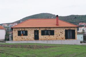 Πέτρινη μονοκατοικία στη Μυρίνα Λήμνου.