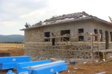 Πέτρινη μονοκατοικία στην Αρέθουσα Θεσσαλονίκης.