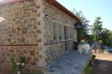 Πέτρινο ιατρείο/εξεταστήριο στο Καρυόφυτο Ξάνθης.