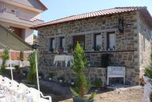 Πέτρινο ιατρείο/εξεταστήριο στο Καρυόφυτο Ξάνθης.