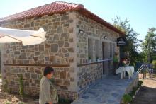 Πέτρινο ιατρείο/εξεταστήριο στο Καρυόφυτο Ξάνθης.