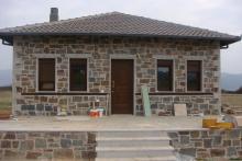 Πέτρινη μονοκατοικία στην Αρέθουσα Θεσσαλονίκης.